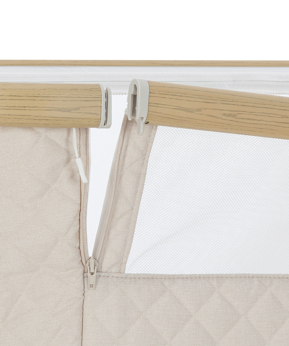 Приставная кроватка Prima 2024 Откройте боковую часть корпуса.