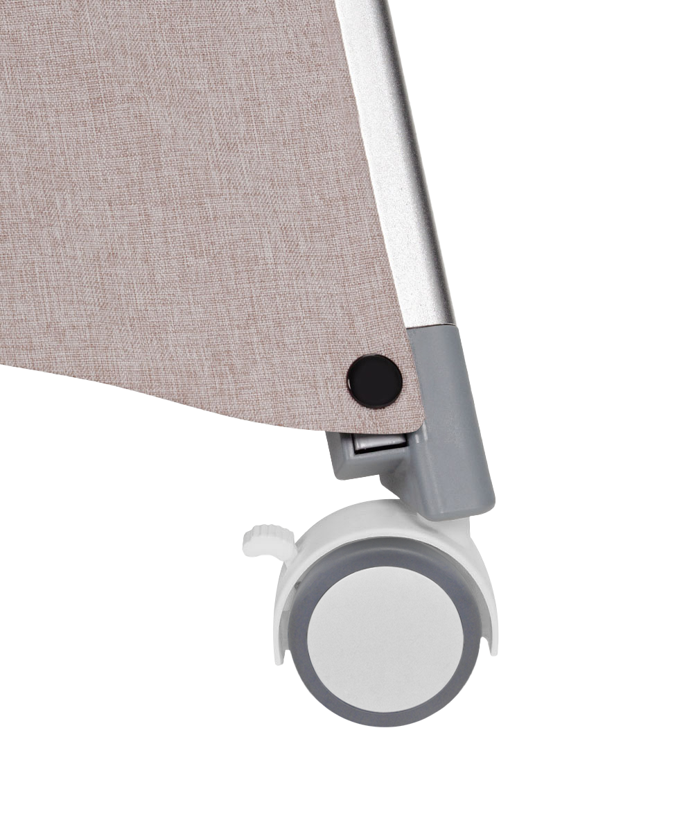 Приставная кроватка Aria 2 в 1 2026 Ножки оборудованы четырьмя колёсами предоставляя вам возможность легко перемещать кроватку. Все колёса фиксируются.