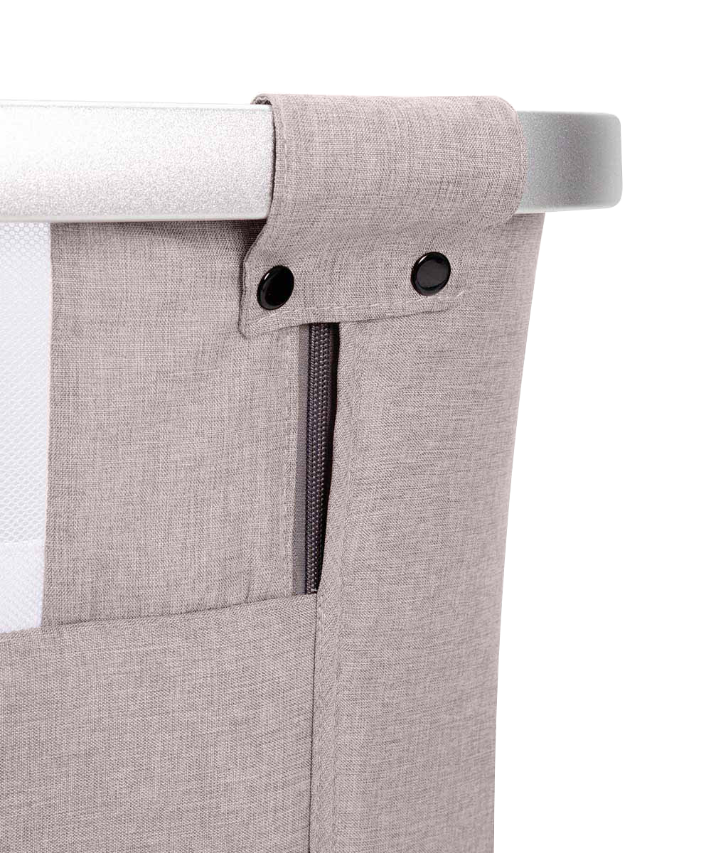 Приставная кроватка Aria 2 в 1 2026 ANIM Для открытия боковой части, полностью расстегните молнии. Нажмите на кнопку фиксатора и потяните верхнюю часть стенки на себя с обеих сторон.