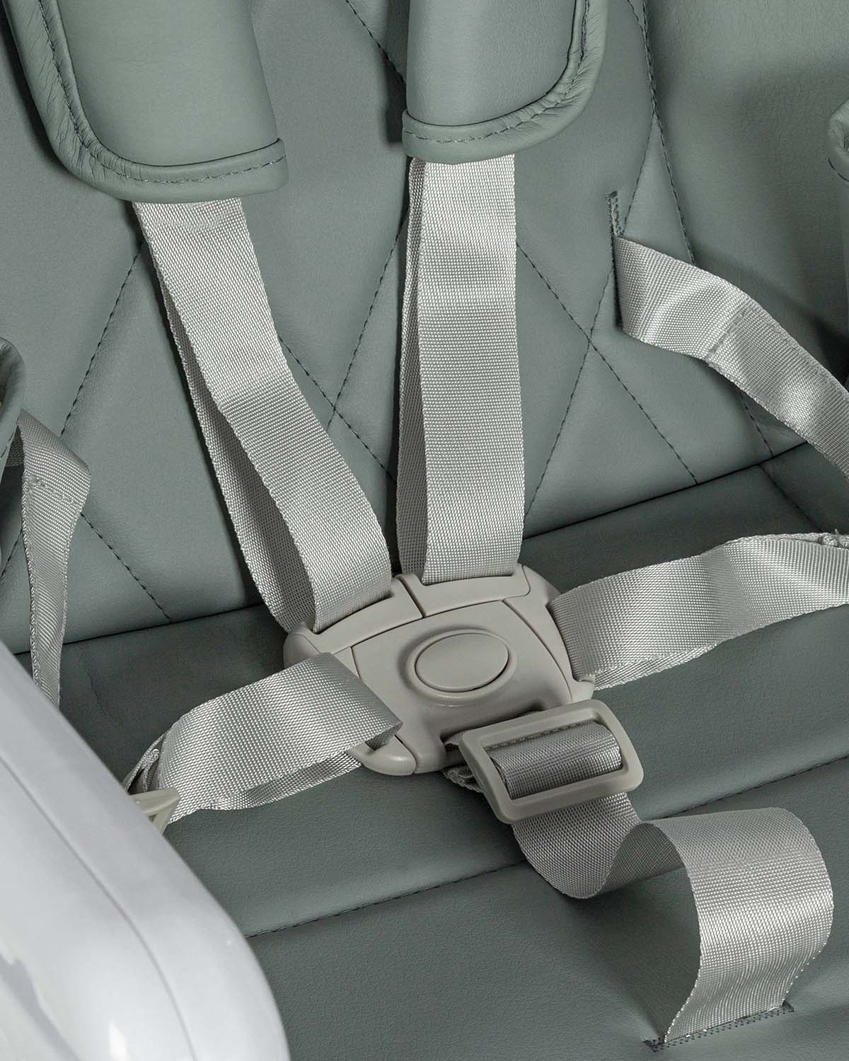 Стульчик для кормления Select 2024 Регулируемые пятиточечные ремни безопасности с мягкими наплечниками не позволят ребёнку самостоятельно покинуть стульчик.