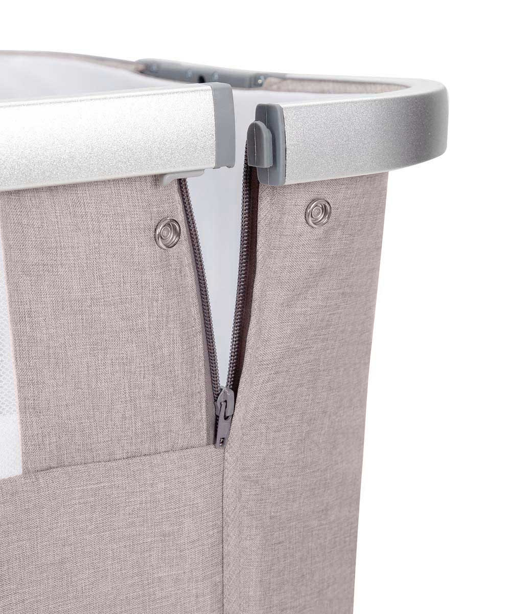 Приставная кроватка Aria 2 в 1 2026 ANIM Для открытия боковой части, полностью расстегните молнии. Нажмите на кнопку фиксатора и потяните верхнюю часть стенки на себя с обеих сторон.