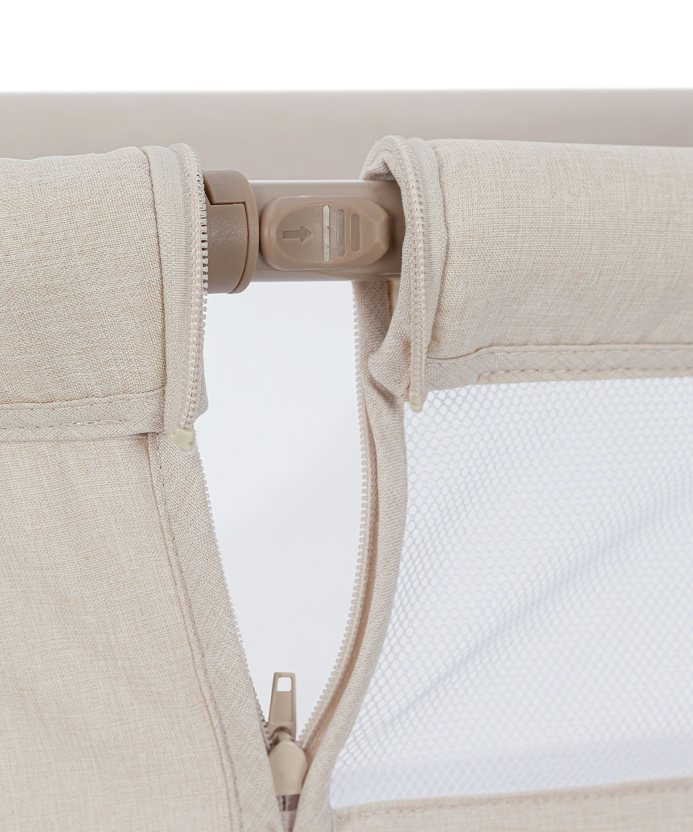 Приставная кроватка Luna 2024  Для открытия боковой части расстегните молнии с обеих сторон, нажмите на кнопку фиксатора и потяните направляющую вверх.